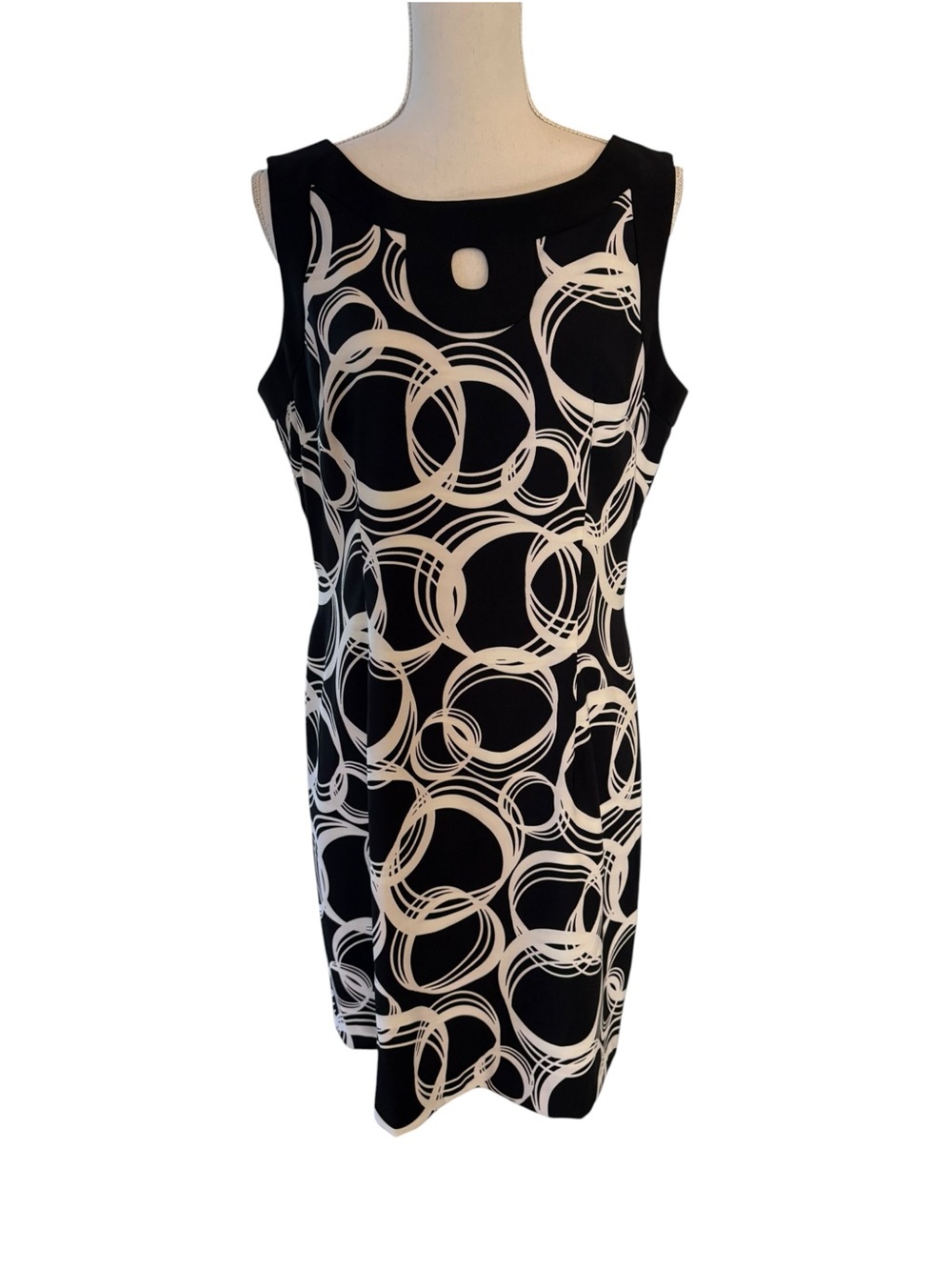 Jessica Howard Black and White Print Sleeveless Shift Dress.  Size 14